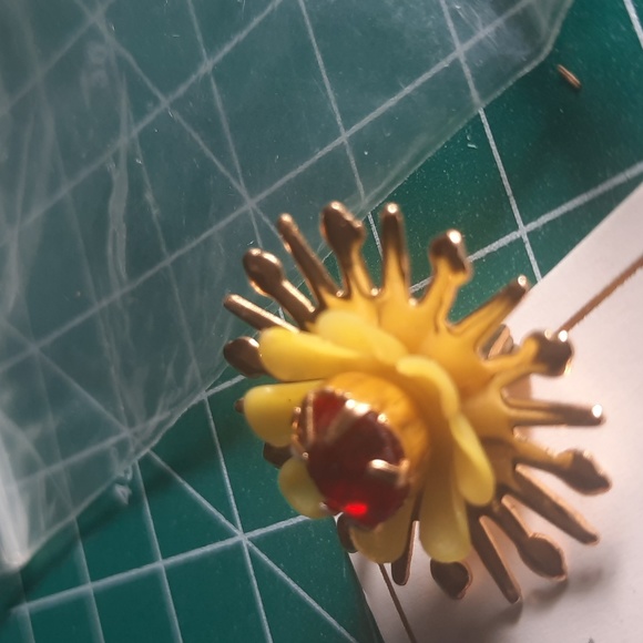 Vintage 60's Sunflower Brooch Lapel Pin Ruby Red Yellow Gold Signed Hong Kong - Picture 7 of 8